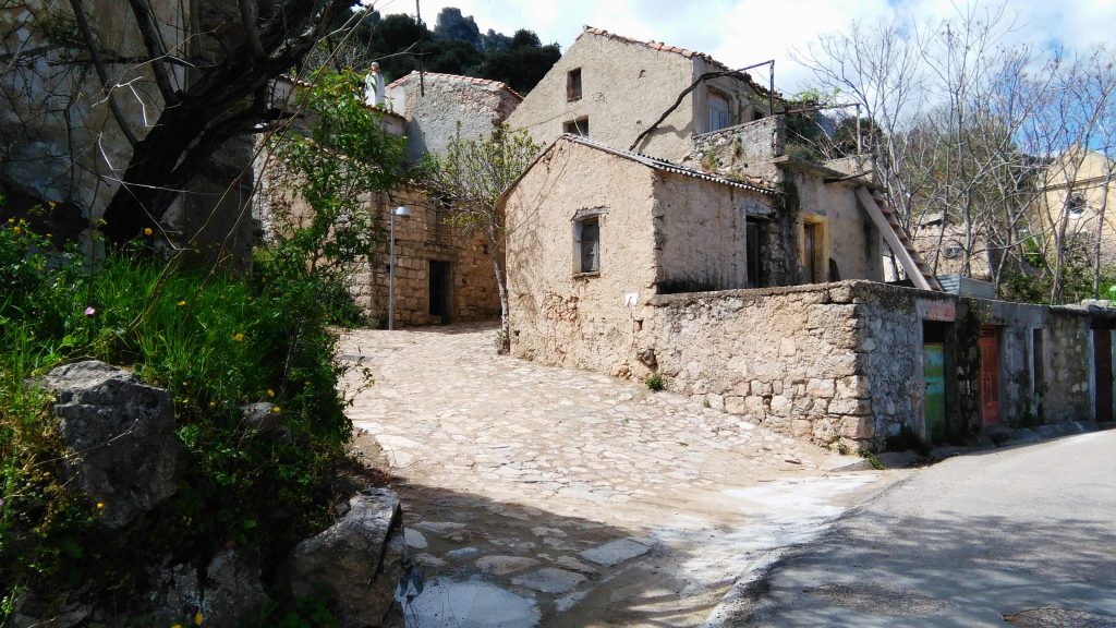 Strade lastricate e case in pietra all'ingresso del paese Osini