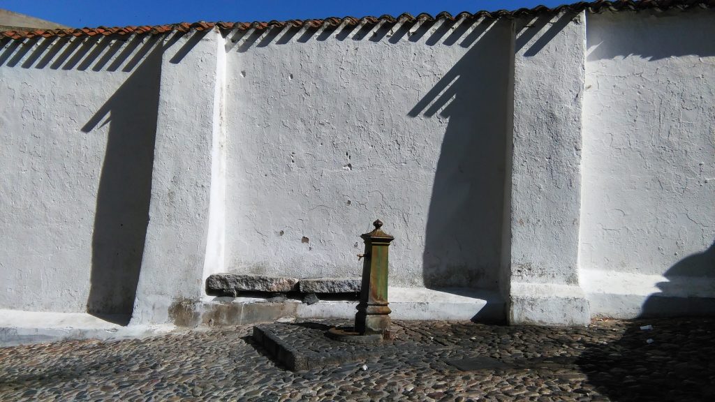 La facciata laterale della chiesa di San Lussorio con fontanella