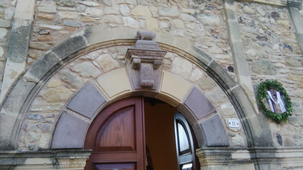 Tuili antico portale
