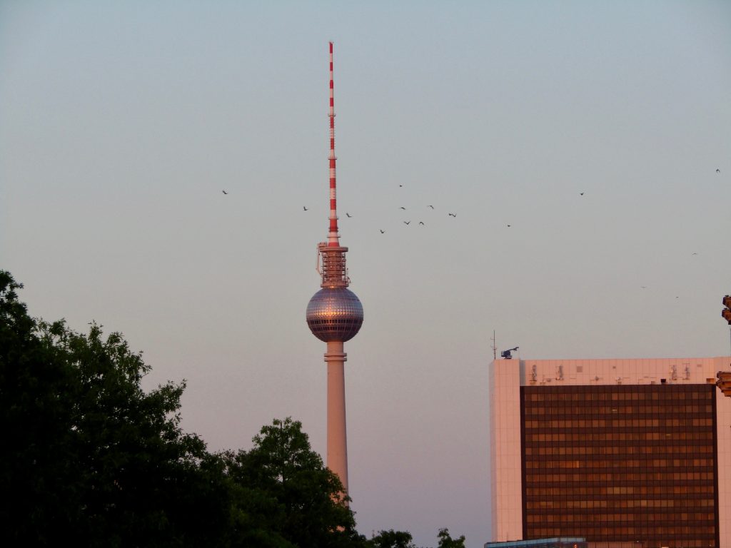 La torre della televisione vista dal Bundestag