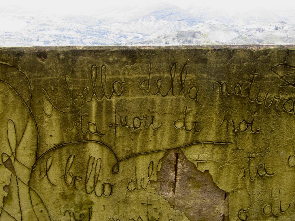 Le scritte di Maria Lai sul muro del Museo dell'olio della Sabina