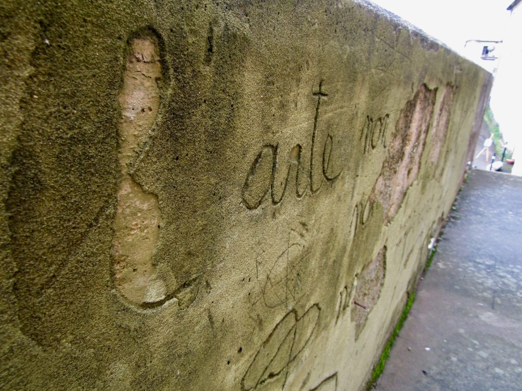 Le scritte di Maria Lai sul muro del museo