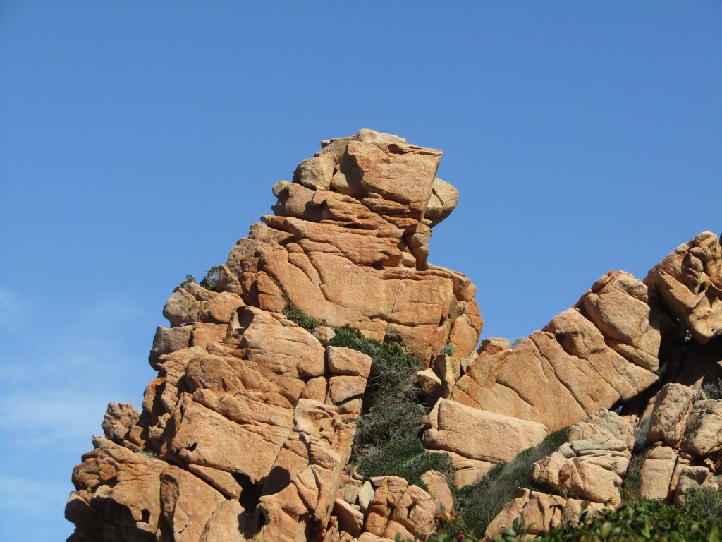 La donna che prega a Costa Paradiso