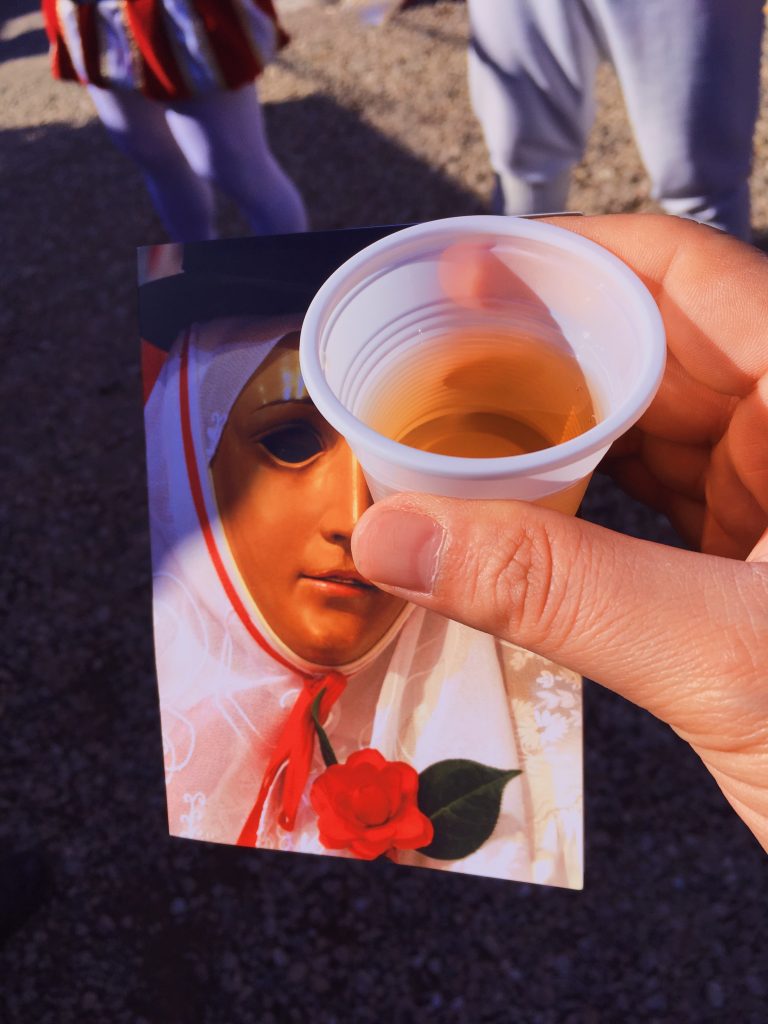 Un brindisi con la vernaccia di Oristano
